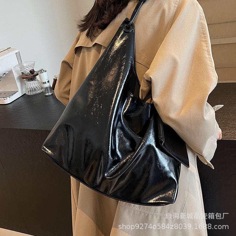 Korean version of large-capacity bag women's 2025 new fashion retro commuter tote bag retro class niche shoulder bag