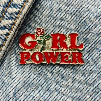 Nový smaltovaný odznak Girl Power květina růže roztomilý kovový špendlík dárek k narozeninám 1 kus