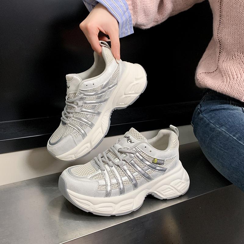 

Ретро-нишевая обувь для пап на толстой подошве для женщин, весна 2025, новые модели, увеличивающие высоту, универсальная и легкая повседневная спортивная обувь, подчеркивающая маленькие ноги 40 серебряный