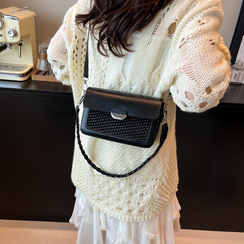 Fashion texture small square bag women's autumn new simple solid color commuter shoulder messenger bag