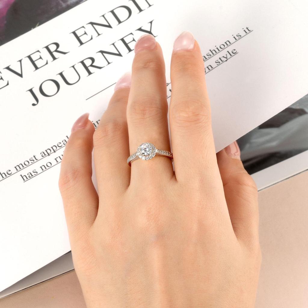Women's Light Luxury Round Diamond Zircon Ring – Elegant Micro-Pave Fashion Accessory