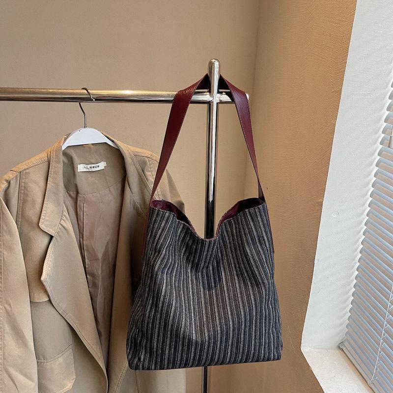 

Large-capacity tote bag, simple and versatile striped shoulder bag, women s summer new fashion denim bag чёрный