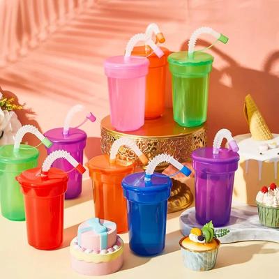 Bunte Neon-Trinkbecher mit Deckeln und Strohhalmen Auslaufsicheres Plastik-Party-Trinkgeschirr für Kinder Schulveranstaltungen Geburtstagsfeiern