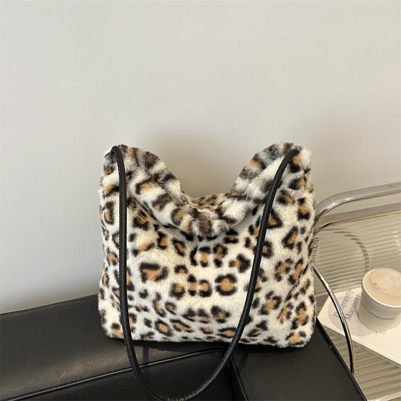 Plush bag large capacity women's 2025 new autumn and winter fashion plush leopard print shoulder commuter tote bag