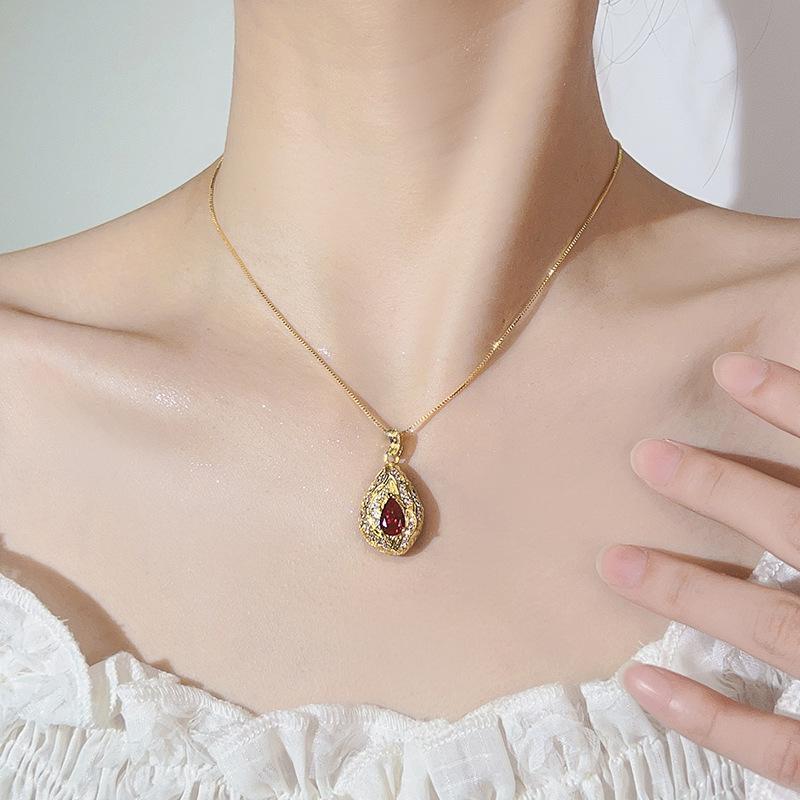 Colar de Joia Joia Retro Cobre Banhado a Ouro Cor de Corindo Vermelho Tesouro Produtos de Alta Qualidade para Mulheres