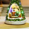 Świąteczna Wioska z Choinką Oświetlana Figurka z Kręcącym się Pociągiem Świętego Mikołaja Gra 8 Kolęd Świątecznych Ręcznie Malowana Dekoracja Zimowej Sceny Prezent dla Przyjaciół