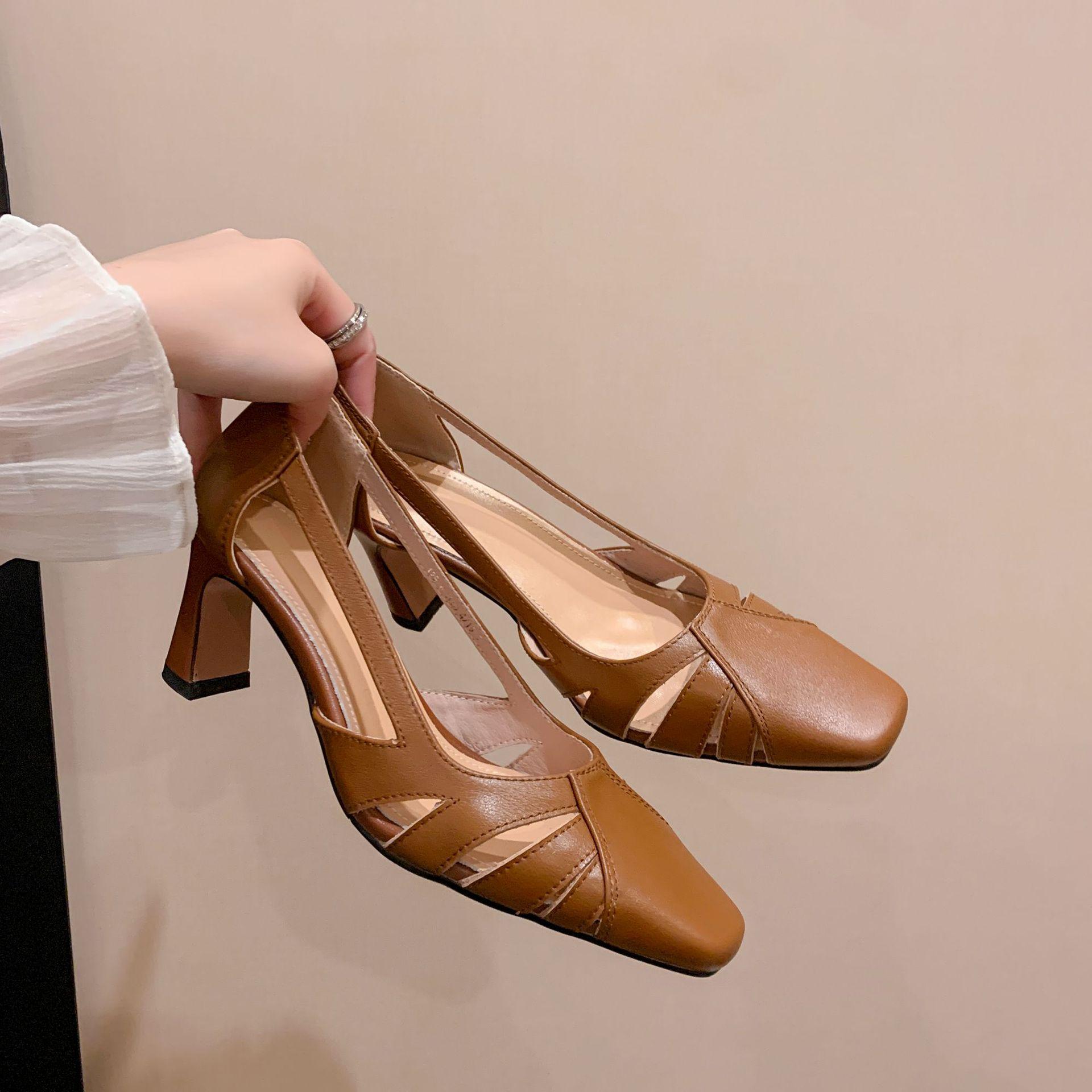 

Full leather inside and outside, French elegant temperament high heels women s leather 2025 summer hollow women s shoes thick heel square head 39 темно-коричневого