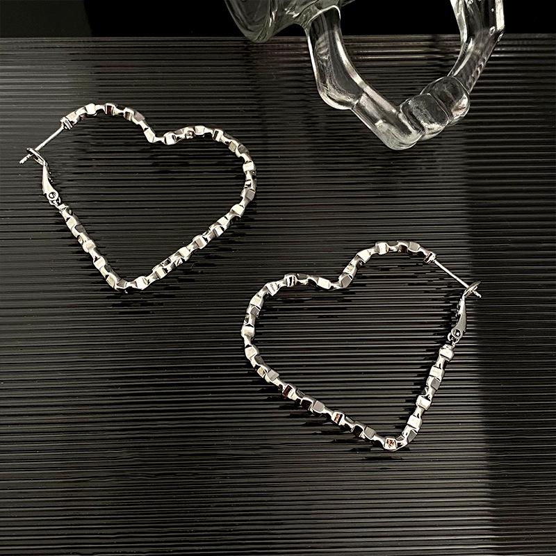 

Преувеличенные геометрические серьги-сердечки из серебра 925 пробы – европейский и американский стиль