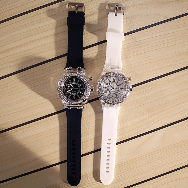 Flash Leuchtende Uhr Persönlichkeit Trends Studenten Liebhaber Gelees Frau Männer Uhren 7 Farbe Licht Armbanduhr