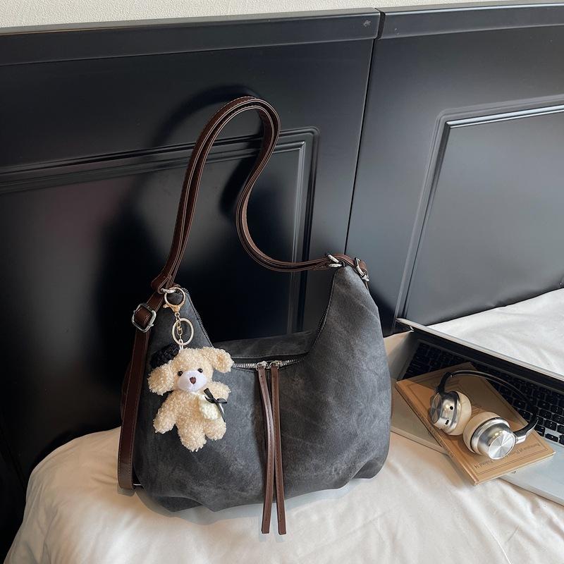 Korean Texture Women's Tote Bag 2026 Large Capacity Cute Pendant One-shoulder Crossbody Bag Casual Underarm Bag