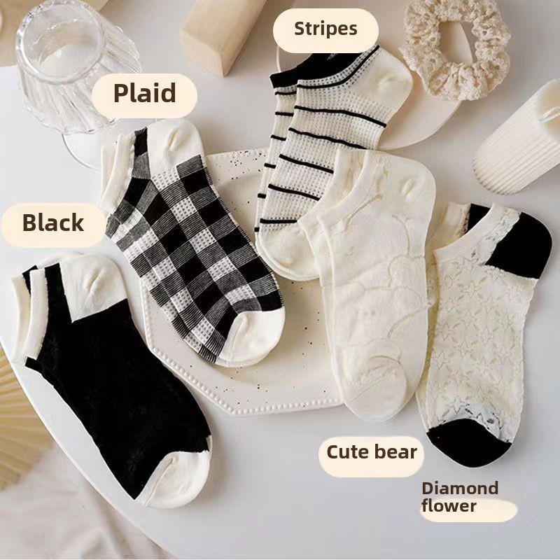 "Urocze białe skarpetki do kostki z misiem chmurką na wiosnę i lato dla kobiet"