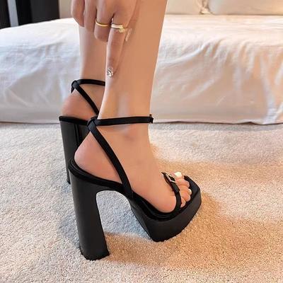 Wasserdichte Tisch High Heels 25 neue Mode vielseitig absolutes Kind ausländischer Stil Nische High Heel Sandalen schwarze Plateau High Heels