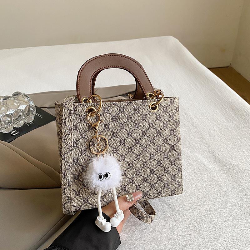 

Trendy new foreign style shoulder messenger bag 2025 autumn niche design handbag cute fashion tote bag Without pendant хаки