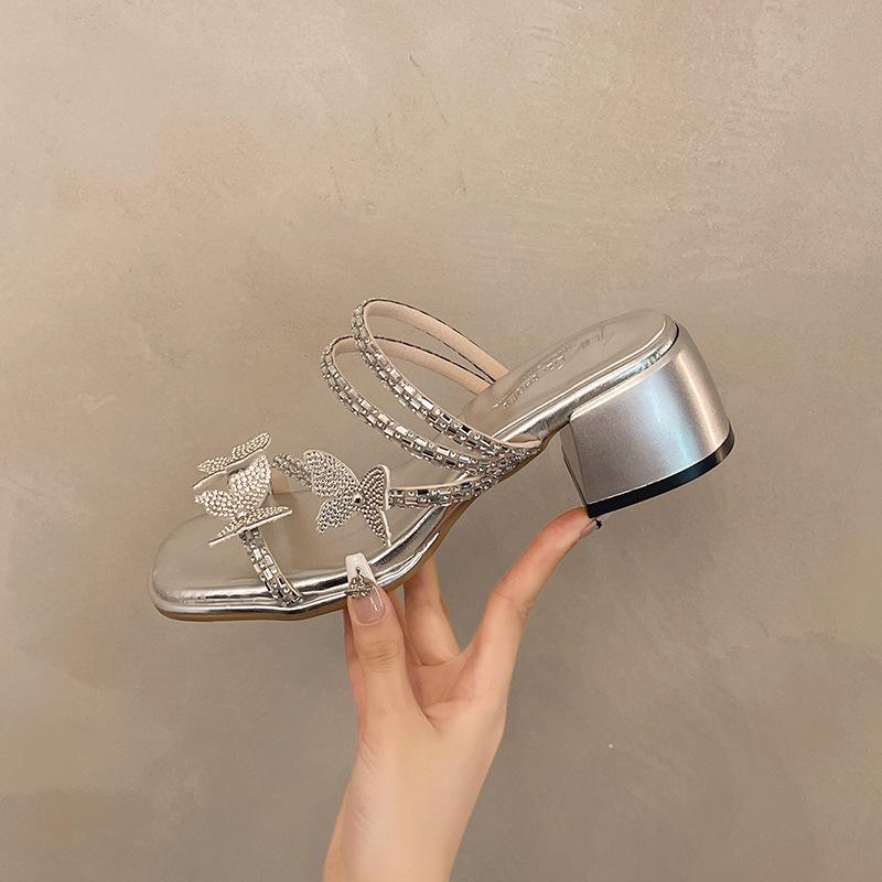 

Fashion versatile cool slippers women s outerwear 2025 summer new versatile butterfly rhinestone with skirt slippers 40 серебряный