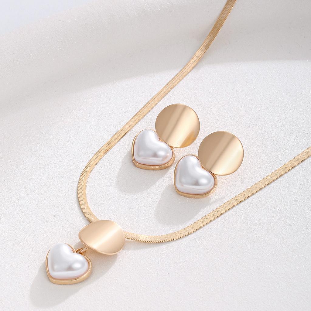 Women's Love Jewelry Set Retro Personality Alloy Diamond Hollow Heart Pendant Necklace Earrings