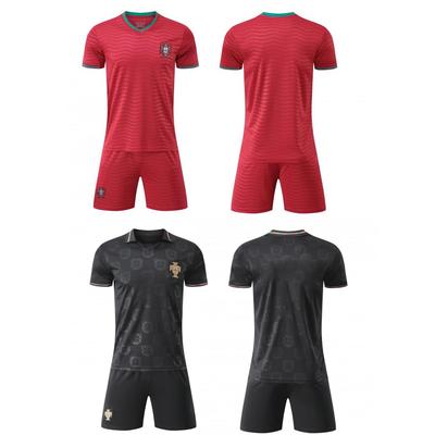Portugalijos nacionalinės rinktinės Pasaulio taurės marškinėlių komplektas: Suaugusiųjų ir vaikų namų raudoni bei išvykos juodi futbolo komplektai.