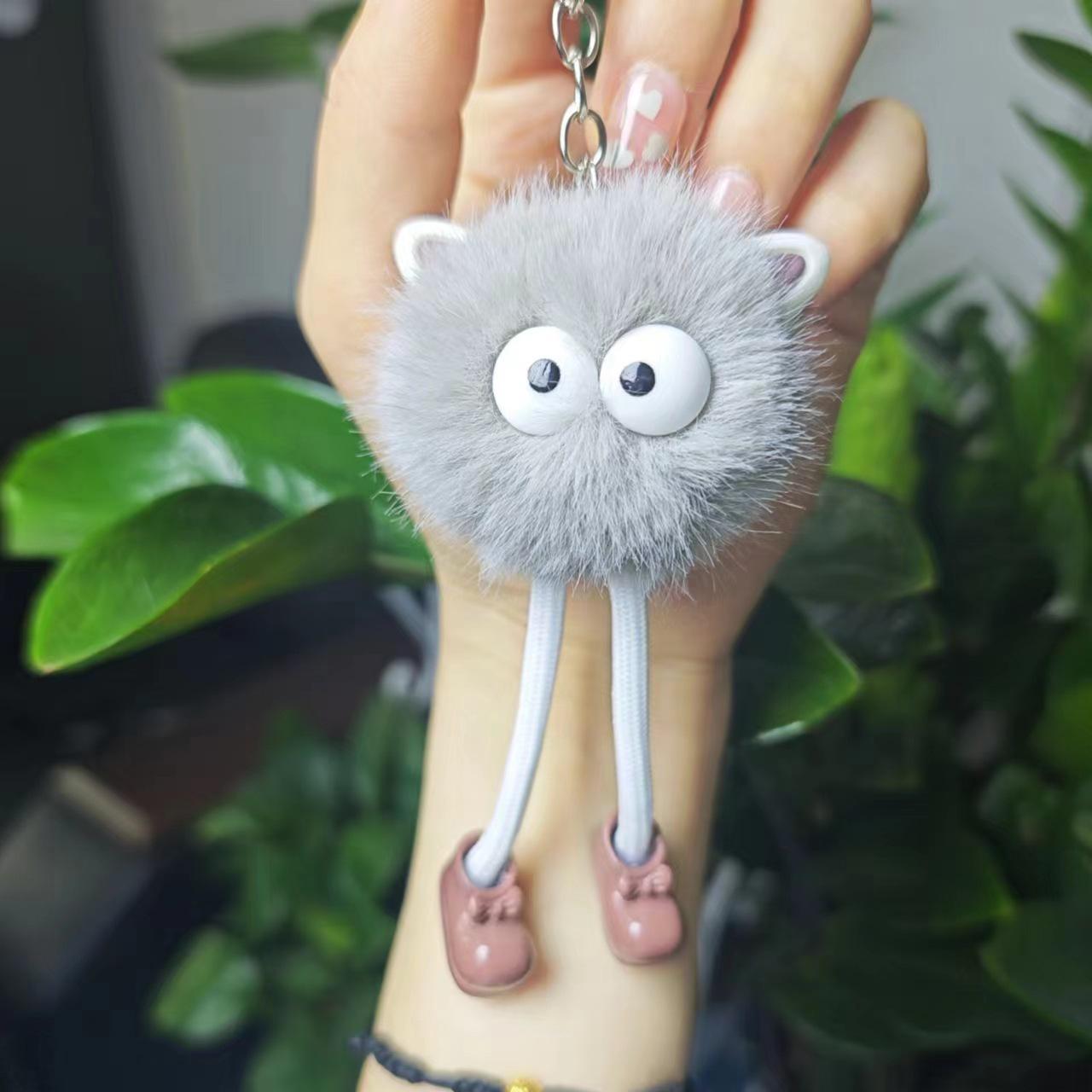 

Трендовый плюшевый кулон Сажа с ушками эльфа и помпоном-брелоком