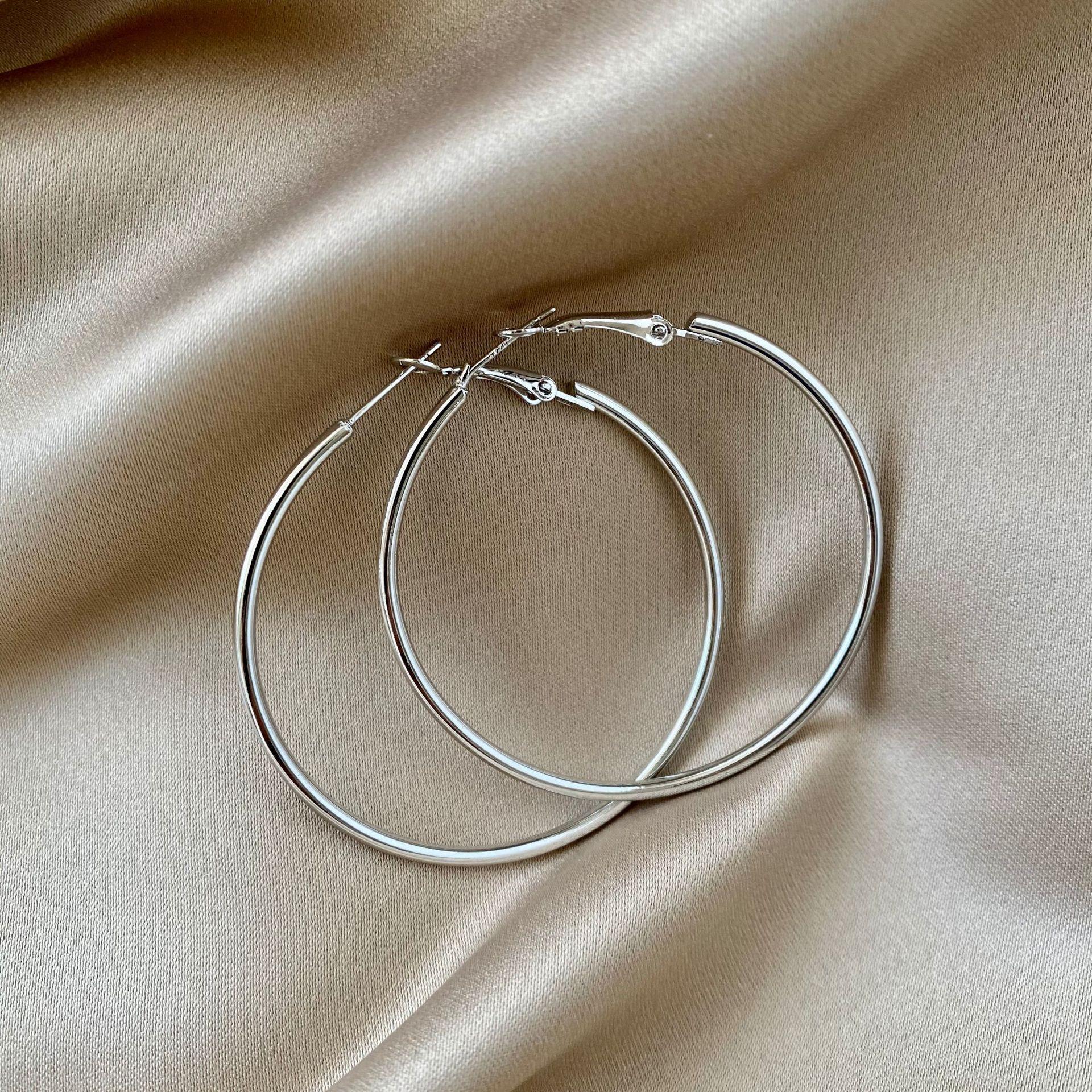 

Personalized aperture earrings exaggerated simple earrings new trend Internet celebrity versatile earrings срібний