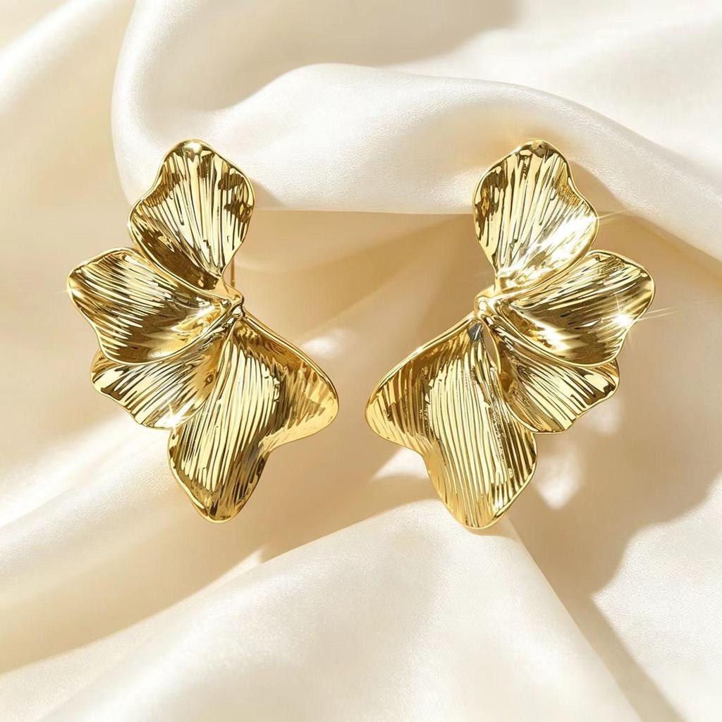Exaggerated Floral Stud Earrings: Elegant 3D Metal Design, European & American Style, Chic & Luxurious for Women