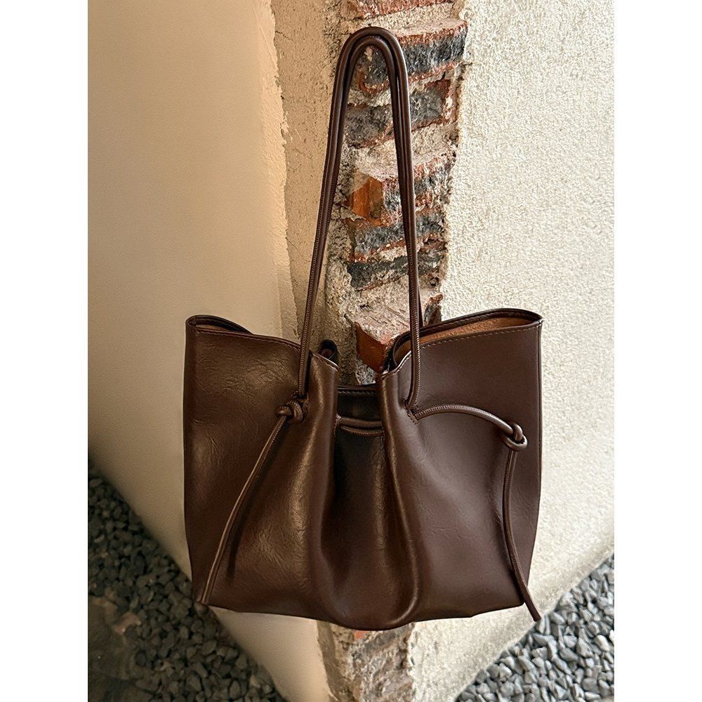 Высококлассная ретро плиссированная сумка-тоут из мягкой кожи, новая высококлассная модная сумка через плечо, вместительная сумка-ведро для поездок на работу.