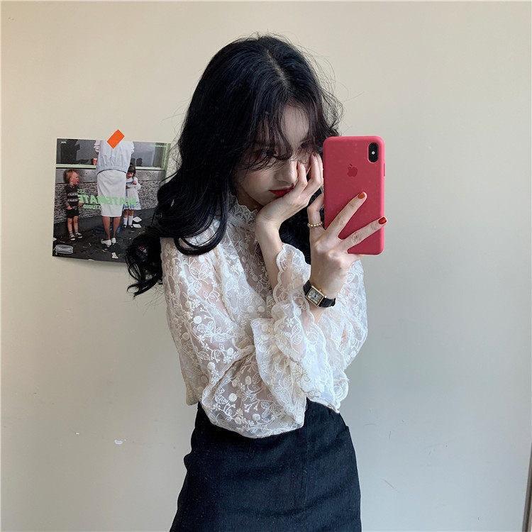 Dámský krajkový svetr s vysokým límcem a rozšířenými síťovanými rukávy