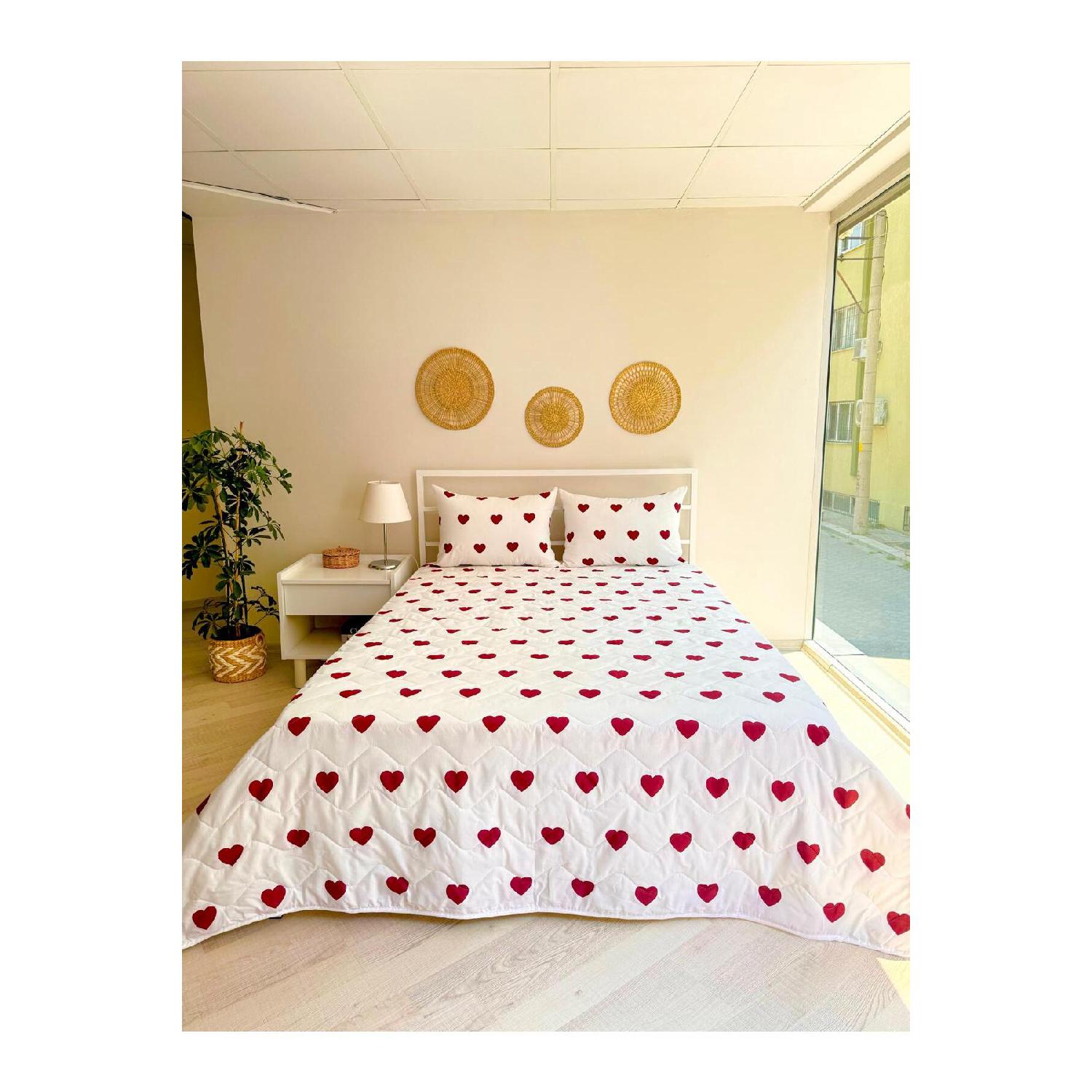 

nta Heart Single Quilted Bed Cover And 1 Pillow Case