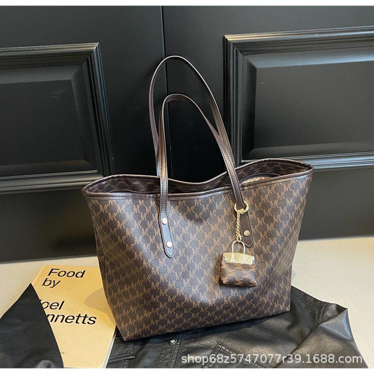 

Women s bag New fashion women s messenger bag Large capacity commuter tote bag Women s briefcase computer bag темно-коричневого