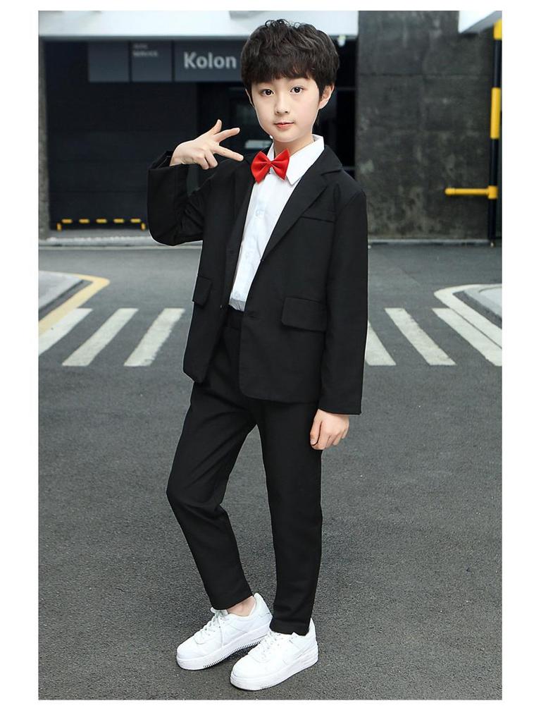 Charmantes Kinder-Dreiteiler-Set im britischen Stil: Smokingjacke für Jungen-Klavierauftritt