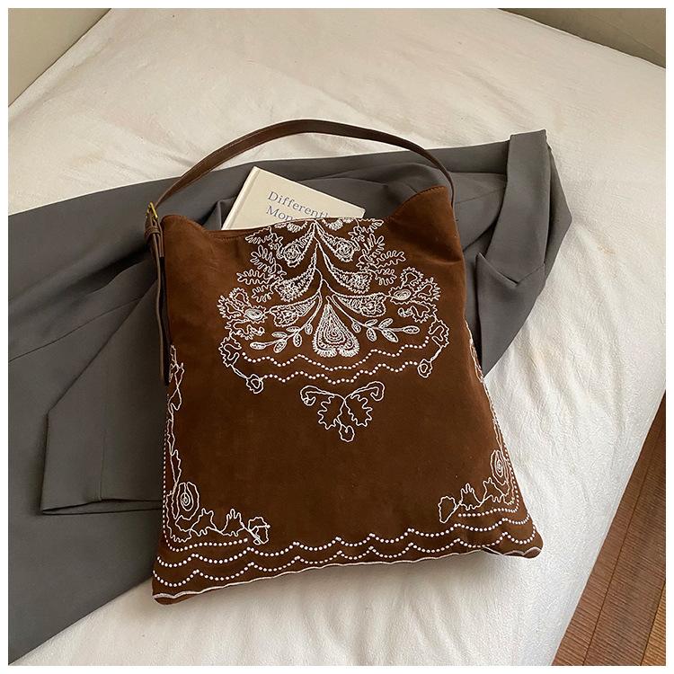 

Осень 2025 нишевый этнический стиль замшевая вышивка ретро большая вместимость сумка через плечо простая матовая сумка-тоут коричневый