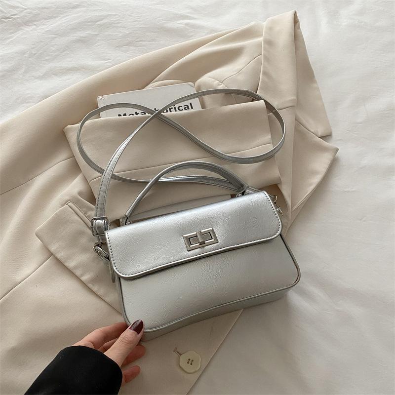 

2025 новая женская сумка модная корейская версия маленькой квадратной сумки текстурный замок маленькая квадратная сумка на одно плечо портативная подмышечная маленькая сумка тренд серебряный