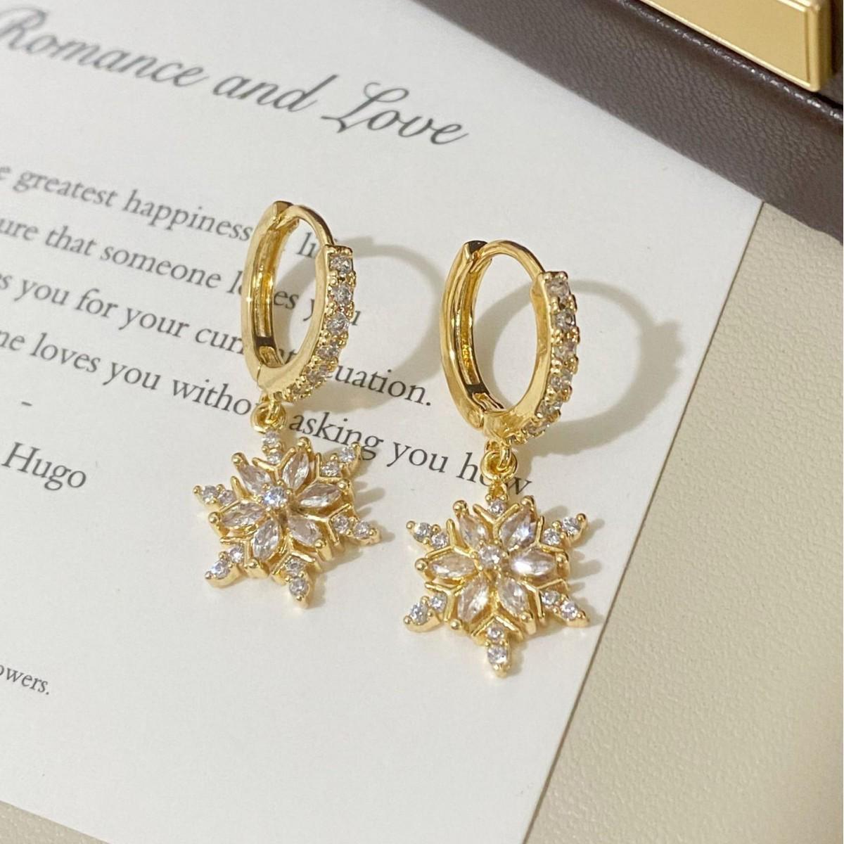 Elegant Zirconia Snowflake Stud Earrings, High-End Niche Design, Versatile Autumn/Winter Fashion Jewelry for Women
