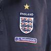 Umbro Nationalmannschaft ENGLAND Fußball Kurzarm Poloshirt L Marineblau Descente Herren Gebraucht