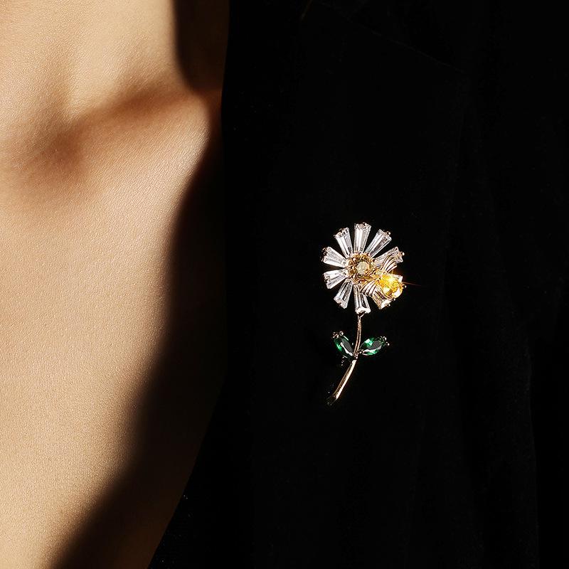 Bo Xin Yun Luxury Cubic Zirconia Daisy Brooch - Trendy, Versatile Lapel Pin for Women's Clothing