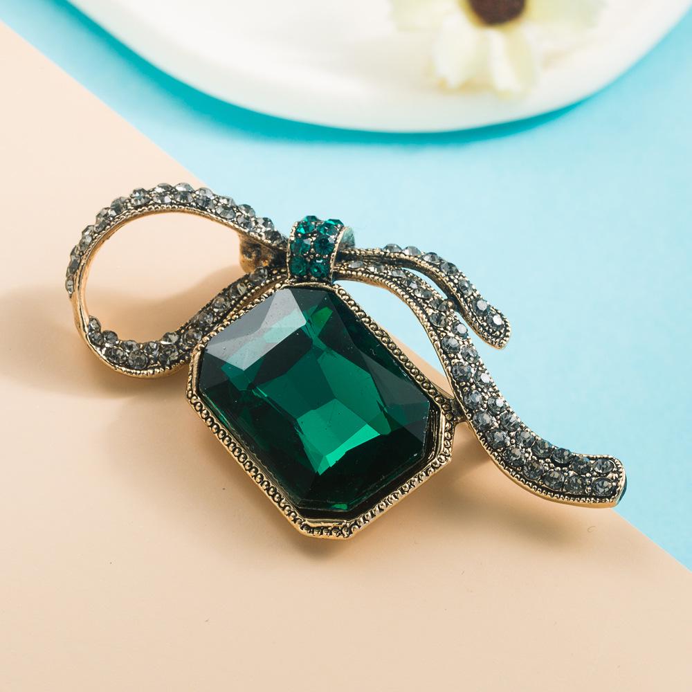 

Fashionable Crystal Bow Brooch: Trendy, Versatile Jewelry for Women зелений