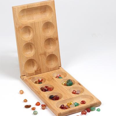 Mancala-Brettspiel mit bunten Steinen und Kieselsteinen, zusammenklappbares Holzset