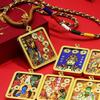 Tibetisches Thangka-Goldhalskette mit Münzanhänger mit den Fünf Kaisern und Gelbem Jambhala für Reichtum und Wohlstand.