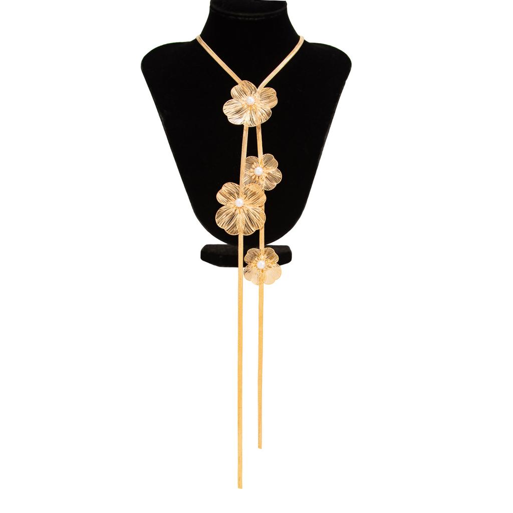 Sweet And Cool Three-Dimensional Flower Pearl Long Necklace, Design Sense Metal Butterfly Snake Bone Chain Necklace