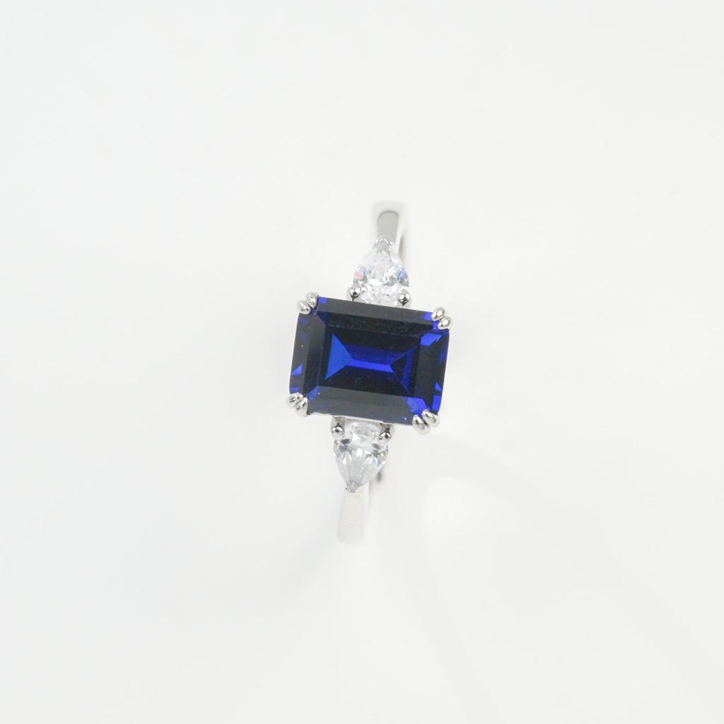 S925 Sterling Silver Emerald Ring for Women - Three-Stone Design, Luxurious and Versatile for Commuting Wear.