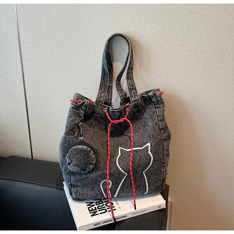

Casual large-capacity denim bag women s new commuter shoulder bag college student going out tote bag чорний