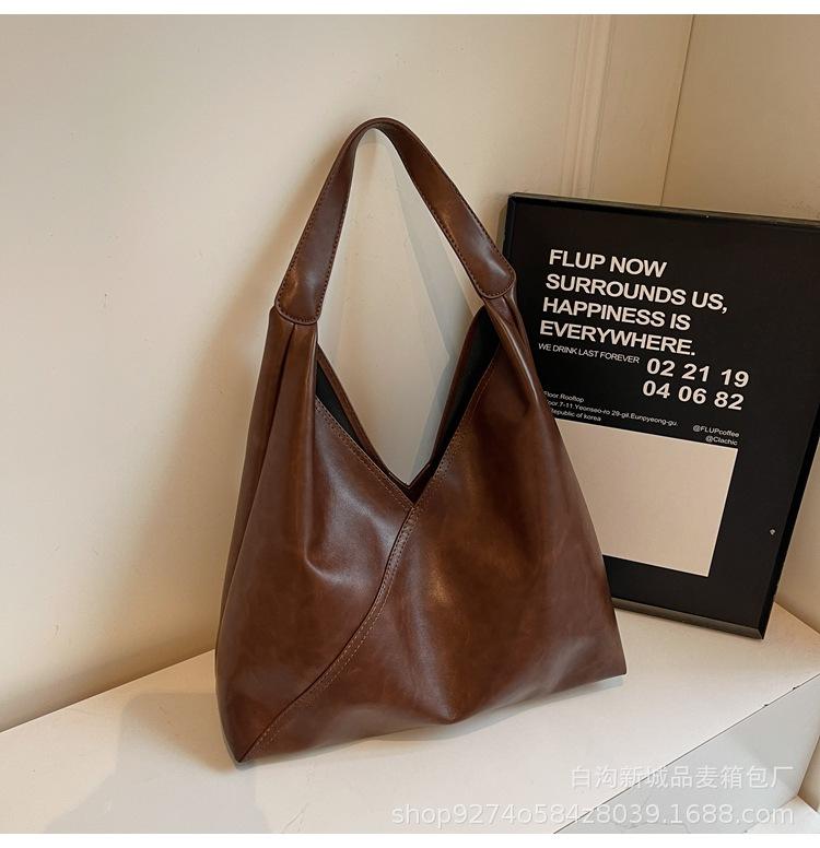 

Soft leather retro bag women s 2025 new fashionable large-capacity shoulder underarm bag casual versatile commuter tote bag коричневый