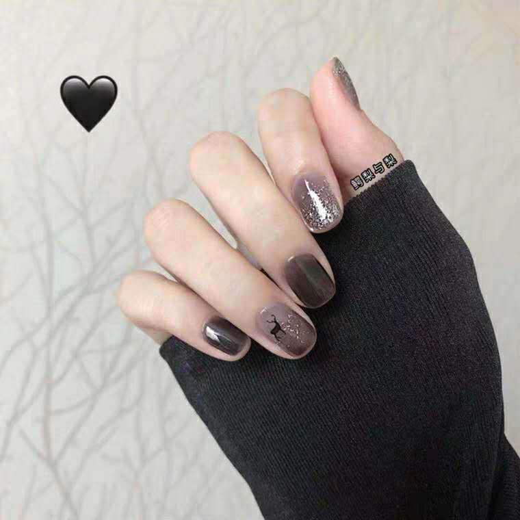 Short silver snow elk wearing nail glitter gradual change short round nail patch European and American fake nail film
