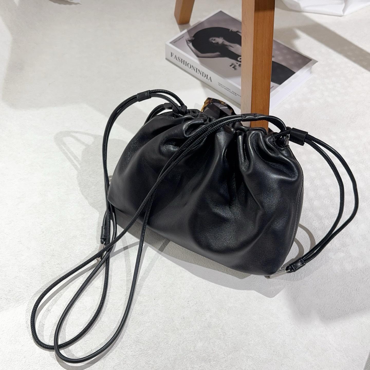

Niche leather lucky bag soft fashion minimalist women messenger cloud bag one shoulder messenger inside and outside imported lambskin 19*16*5cm чёрный