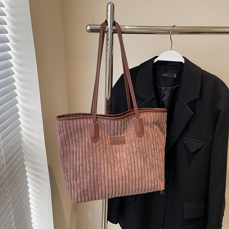 

Сумка большой вместимости 2025 осень новая в зарубежном стиле для通勤 моды нишевый дизайн сумка на плечо сумка-тоут тренд темно-коричневого