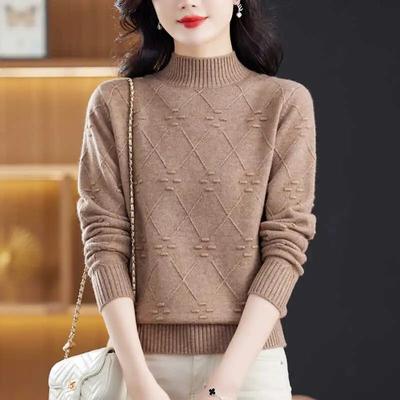 Dicker und warmer Strickpullover mit halbhohem Kragen für Damen. Pullover mit einfarbiger Basis und lockerem Strickpullover