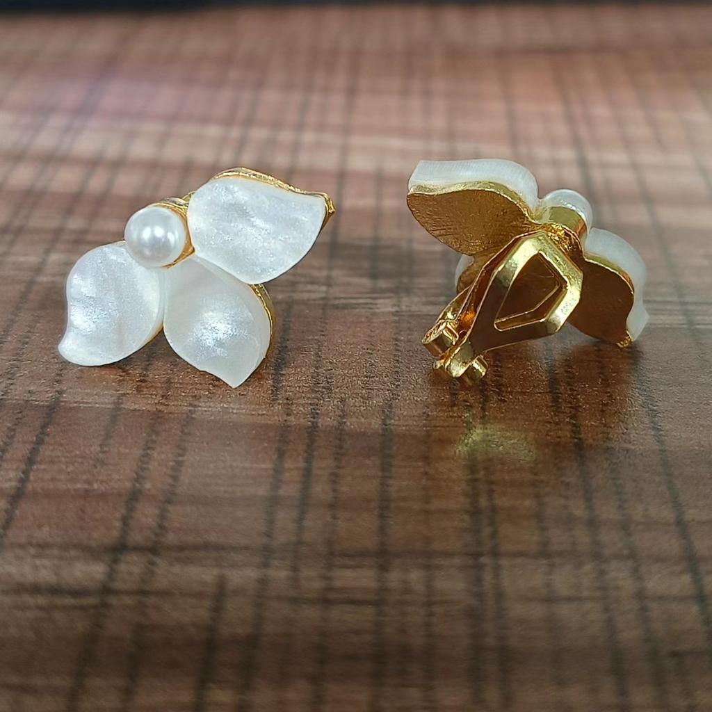 Orecchini a Bottone Petalo Bianco Estivi Orecchini a Fiore Dolci Semplici da Donna Design di Nicchia Orecchini a Clip