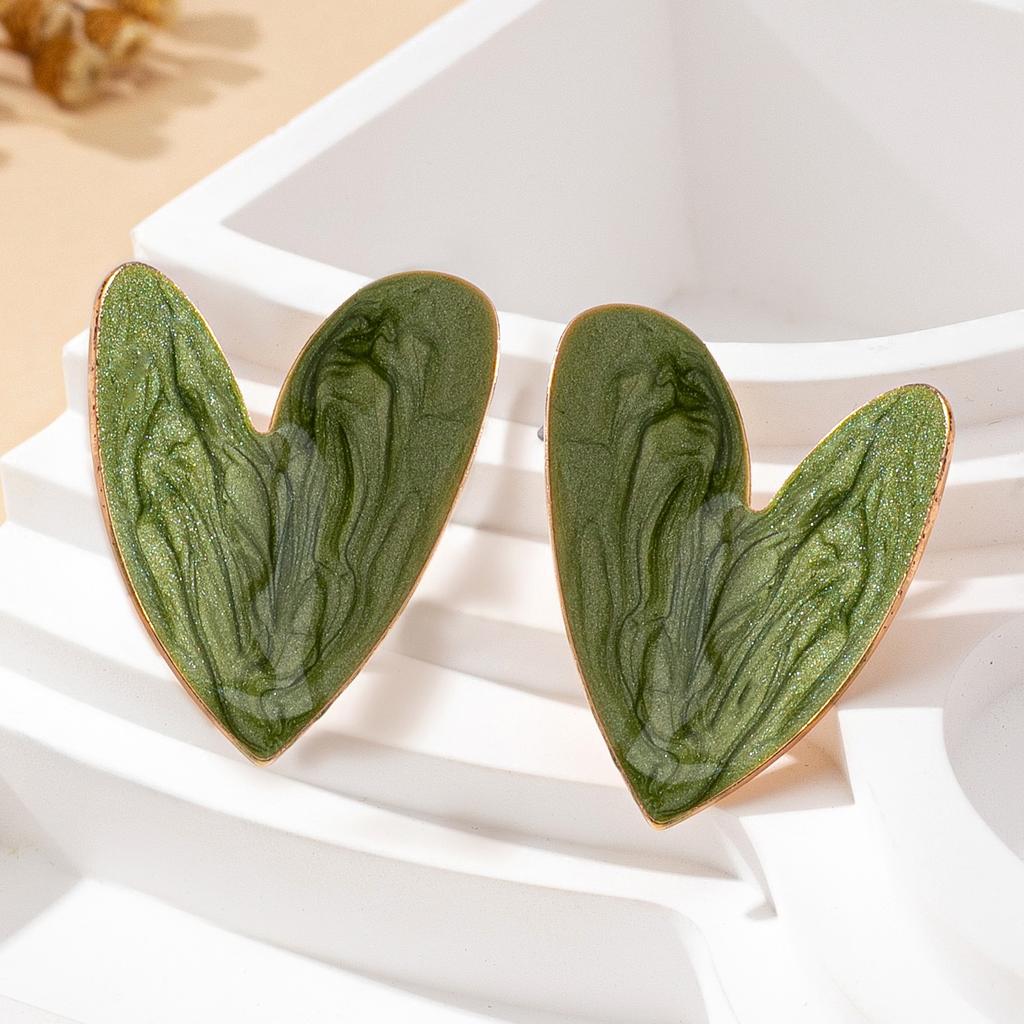 A Pair of Women's Earrings, Smooth Irregular Heart-Shaped Earrings, Suitable for Daily Wear and Vacation Wear