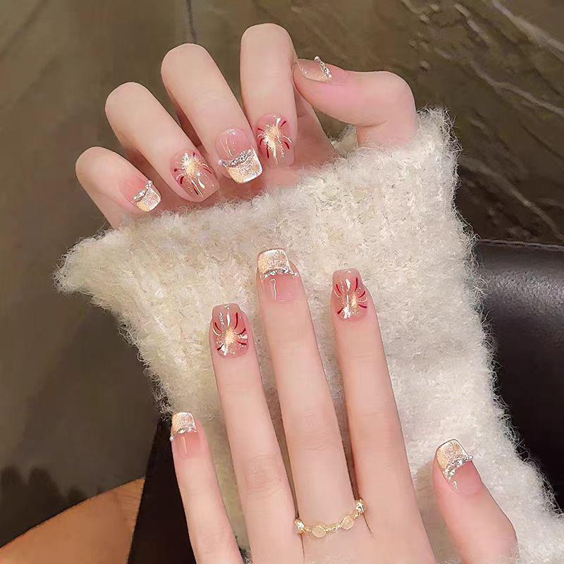 

Праздничные накладные ногти: Коллекция фейерверков на Новый год и Рождество 2025