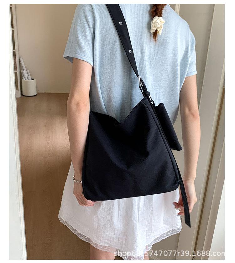 

Simple casual canvas bag large capacity Japanese and Korean tote bag women s bag 2025 new fashionable and lightweight shoulder messenger bag