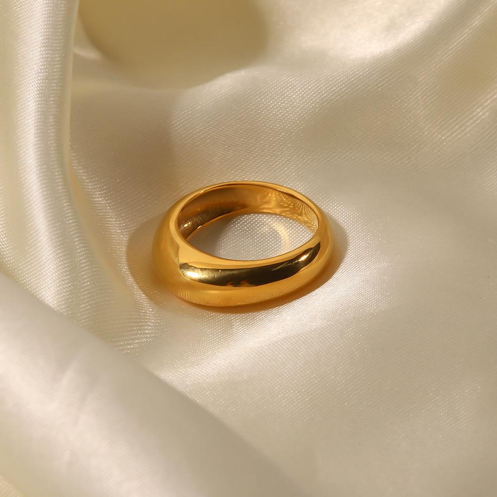 European & American Minimalist 18K Gold-Plated Titanium Steel Curved Band Ring for Women - Trendy Pinky Ring Design