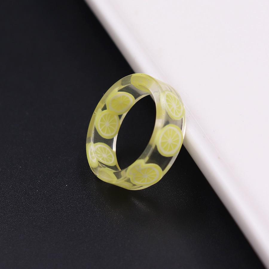 Barevný kreslený prsten z pryskyřice s ovocem a květinami - Roztomilá jahoda a okvětní lístky třešňového květu